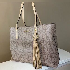 Calvin Klein S-Kitetote Coated Logo Print W Leather Tassel Khaki/Beige